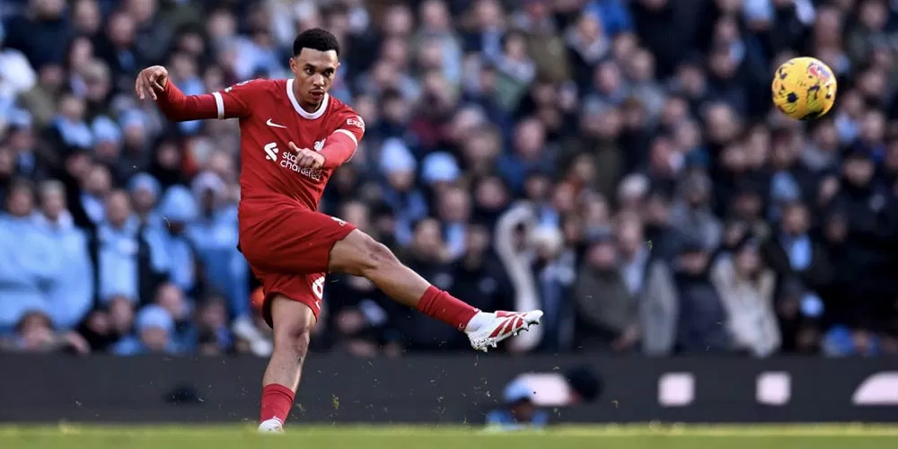 Vai trò hậu vệ cánh đảo ngược của Trent Alexander-Arnold khiến anh được cho là phù hợp với vị trí tiền vệ hơn (Ảnh: Internet)