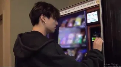 cậu út BTS muốn mua đồ ăn vặt tại máy bán hàng tự động nhưng lại dùng black card dành cho giới siêu giàu để thanh toán.