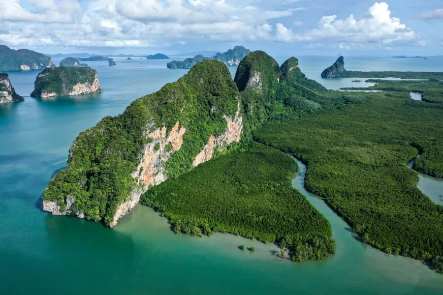 Quang cảnh vịnh Phang Nga chụp bằng drone (Ảnh: Internet)