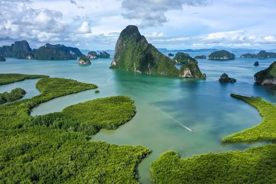 Vịnh Phang Nga có nhiều hòn đảo và hang động đẹp (Ảnh: Internet) Vịnh Phang Nga có nhiều hòn đảo và hang động đẹp (Ảnh: Internet)