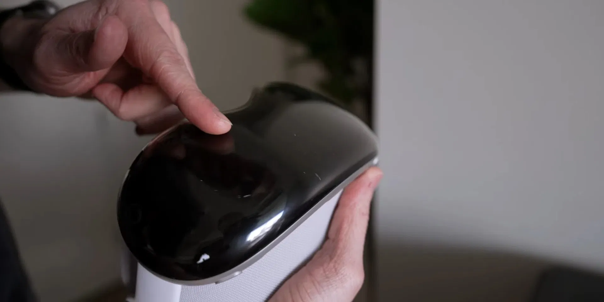 Vision Pro chỉ bị trầy xước nhẹ ngay cả khi đập vào tường (Ảnh: Internet)