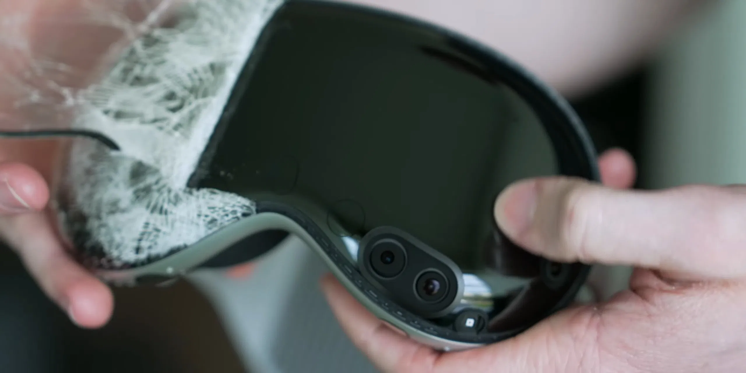 Độ bền của Vision Pro: Sau 8 Lần Rơi, Vẫn Vận Hành Tốt! apple Apple Track Đập vỡ Vision Pro Vision Pro