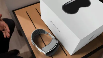 Hộp đựng Vision Pro khá lớn (Ảnh: Internet)