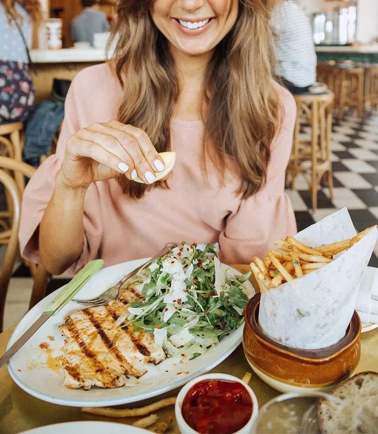 Tiêu thụ một lượng lớn natri (thường là do chế độ ăn bao gồm thực phẩm chế biến sẵn) có thể làm tăng khả năng giữ nước.(Nguồn: Internet)