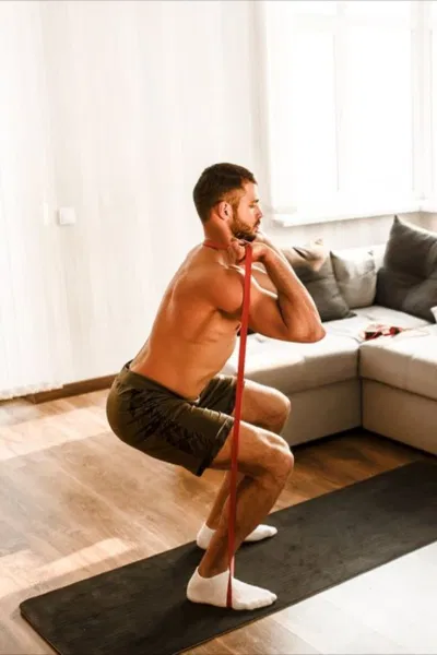 Squat có dây kháng lực.(Nguồn: Internet)