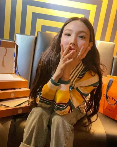 Ngoài ra, cách làm việc của JYP cũng phần nào gây ảnh hưởng đến Nayeon.