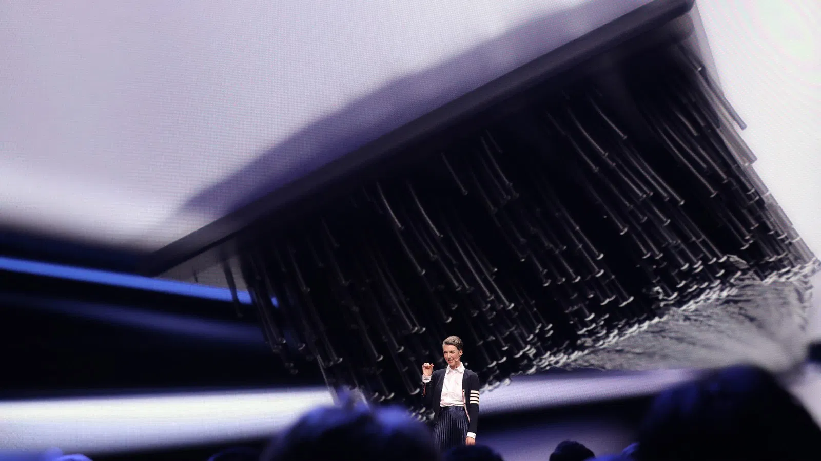 Samsung đã tích hợp một hệ thống bàn chải đặc biệt bên trong bản lề để loại bỏ bụi bẩn, giúp bảo vệ các linh kiện nhạy cảm bên trong thiết bị. (Ảnh: Internet) Samsung đã tích hợp một hệ thống bàn chải đặc biệt bên trong bản lề để loại bỏ bụi bẩn, giúp bảo vệ các linh kiện nhạy cảm bên trong thiết bị. (Ảnh: Internet)