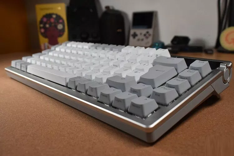 Bàn phím Asus ROG Azoth nhìn từ bên cạnh (Ảnh: Internet) Bàn phím Asus ROG Azoth nhìn từ bên cạnh (Ảnh: Internet)