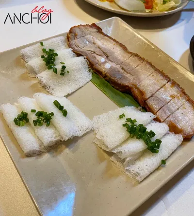 Món bánh hỏi heo quay tại nhà hàng Ngon (nguồn: BlogAnChoi)