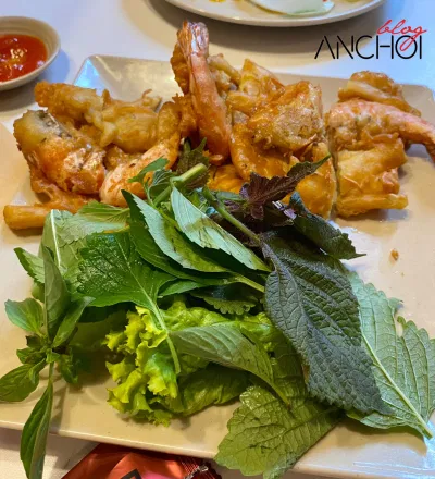 Món bánh tôm Hồ Tây tại nhà hàng Ngon (nguồn: BlogAnChoi)