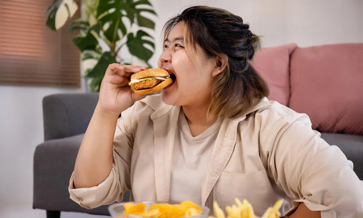 Ăn quá no ảnh hưởng đến sức khỏe ra sao? (Ảnh: Internet)