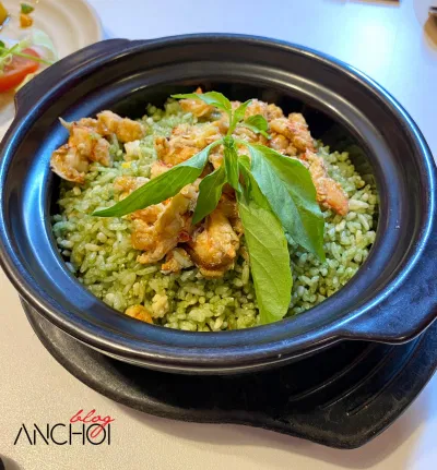 Món cơm chiên lá é tại nhà hàng Ngon (nguồn: BlogAnChoi)