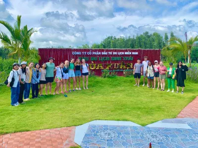 Khách chụp ảnh tại Cổng Khu du lịch Mùa Xuân