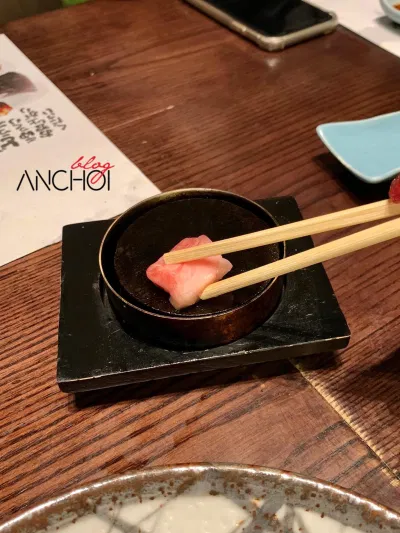 Phần đá nóng dùng để nướng bò Wagyu tại Hokkaido Sachi (nguồn: BlogAnChoi)
