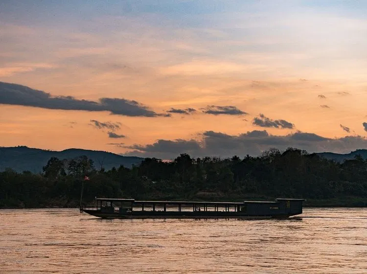Đi Thuyền Trên Sông Mekong Lúc Hoàng Hôn ở Luang Prabang, Lào (Nguồn: Internet) Đi Thuyền Trên Sông Mekong Lúc Hoàng Hôn ở Luang Prabang, Lào (Nguồn: Internet)
