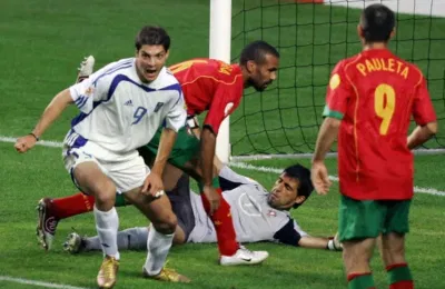 Angelos Charisteas ăn mừng bàn thắng quyết định trong trận chung kết Euro 2004 (Ảnh: Internet) Angelos Charisteas ăn mừng bàn thắng quyết định trong trận chung kết Euro 2004 (Ảnh: Internet)