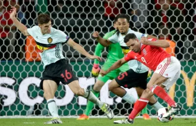 Hal Robson-Kanu đã thực hiện một cú xoay người trước khi đưa Xứ Wales vượt lên dẫn trước Bỉ (Ảnh: Internet) Hal Robson-Kanu đã thực hiện một cú xoay người trước khi đưa Xứ Wales vượt lên dẫn trước Bỉ (Ảnh: Internet)