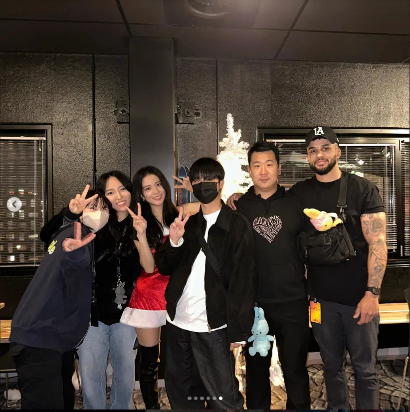 Có thể thấy, dù được túc trực bên cạnh thần tượng nổi tiếng nhưng đánh đổi lại các công việc của dàn nhân viên của Jisoo lại chẳng phải nhẹ nhàng chút nào.