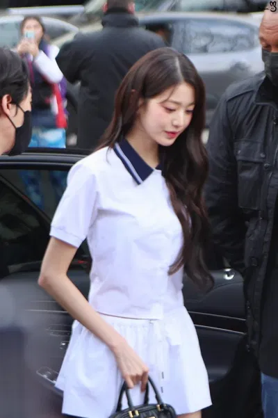Cũng tại show diễn của thương hiệu MiuMiu gần đây, Jang Wonyoung đã không ngại ngần mà bảo vệ nhân viên khi người này được cho là vị đội ngũ an ninh mời ra ngoài.
