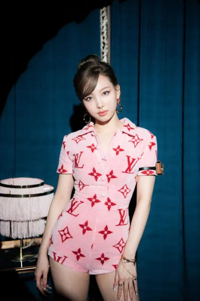 Chị cả nhóm TWICE thường xuyên được nhà mốt đẩy bìa tạp chí, tài trợ trang phục trong MV.