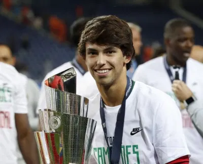 Joao Felix cùng chiếc cúp vô địch Nation League trong màu áo Bồ Đào Nha (ảnh: Internet) Joao Felix cùng chiếc cúp vô địch Nation League trong màu áo Bồ Đào Nha (ảnh: Internet)
