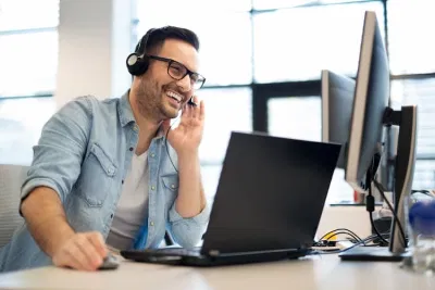 Gọi điện cho khách hàng (nguồn: Internet) Gọi điện cho khách hàng (nguồn: Internet)