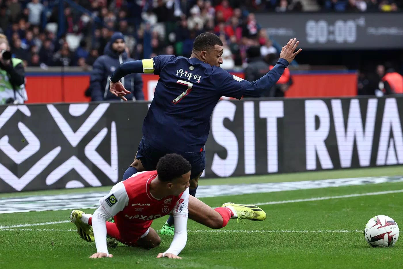 Huấn luyện viên của PSG tung Mbappe vào sân để cứu vãn tình thế (Nguồn: Internet)