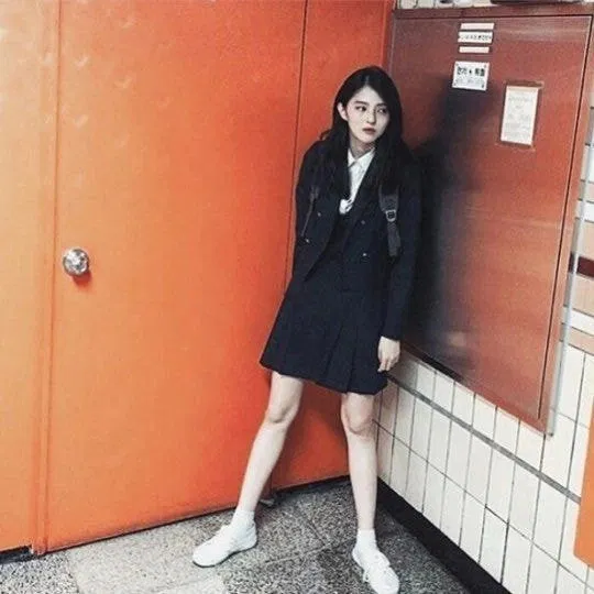 Cô nàng phải làm những công việc như bán thời gian tại nhiều nhà hàng thịt nướng, quán bar và hàng mỹ phẩm.