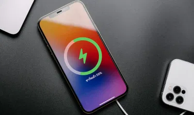 iPhone 13 đang được sạc bằng MagSafe (Ảnh: Internet) iPhone 13 đang được sạc bằng MagSafe (Ảnh: Internet)