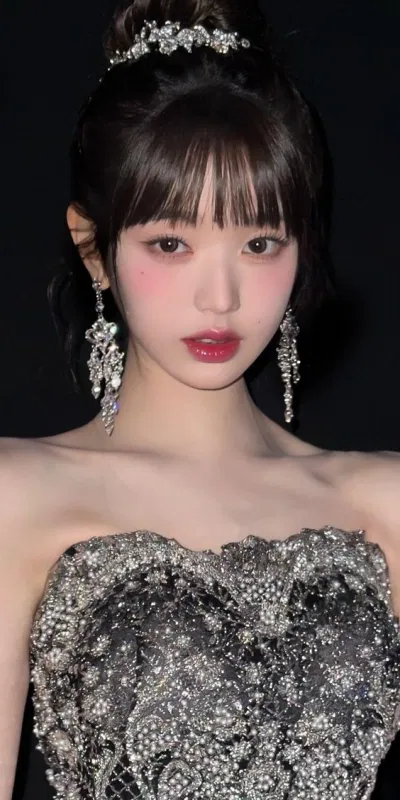 Sau khi tái debut cùng IVE, nữ idol liên tục nhận các công việc quảng cáo mỹ phẩm cũng như thời trang.
