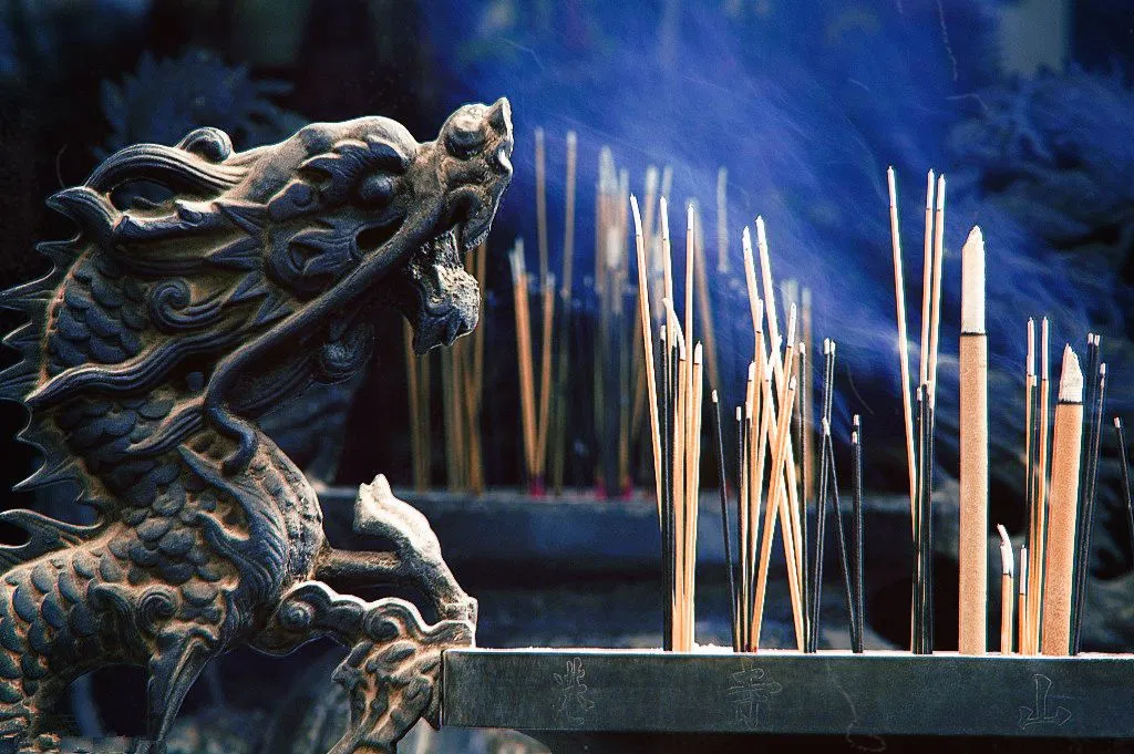 5. Hãy nghĩ rằng các loại hương khác nhau có những công dụng khác nhau như hương kiếm tiền, hương học tập, hương cầu nguyện cho con cái, hương chữa bệnh, hương cầu nguyện, v.v. (Đây đều là mánh lới quảng cáo của một số doanh nghiệp. Không có sự khác biệt giữa hương thơm và sự chân thành.)