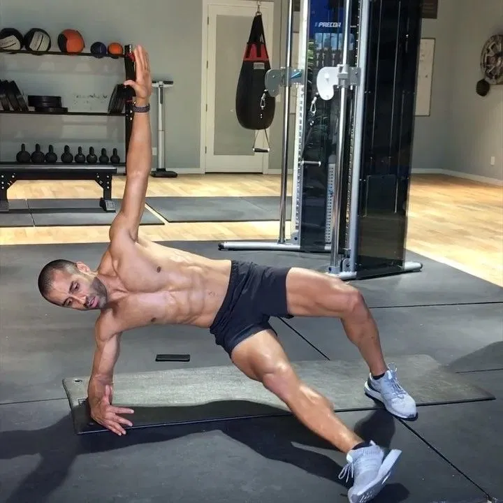 Plank với cú đá sang bên.(Nguồn: Internet)