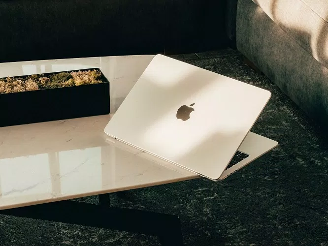 MacBook Air M3 13 inch phiên bản màu Starlight (Ảnh: Internet) MacBook Air M3 13 inch phiên bản màu Starlight (Ảnh: Internet)