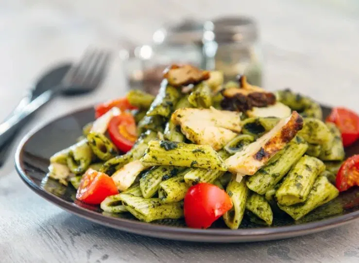 Mì/nui gà với xốt pesto (Ảnh: Internet)