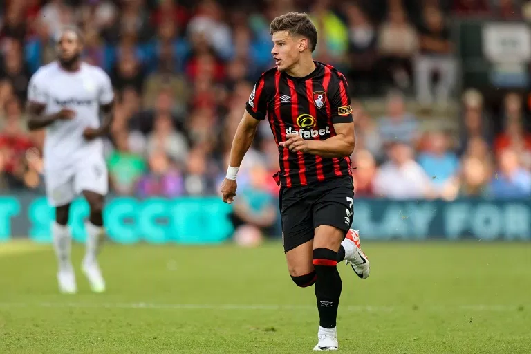 Milos Kerkez đang chơi cho Bournemouth (Ảnh: Internet)