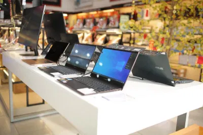 Mua sắm laptop và các thiết bị phục vụ cho học tập (Nguồn: Internet) Mua sắm laptop và các thiết bị phục vụ cho học tập (Nguồn: Internet)
