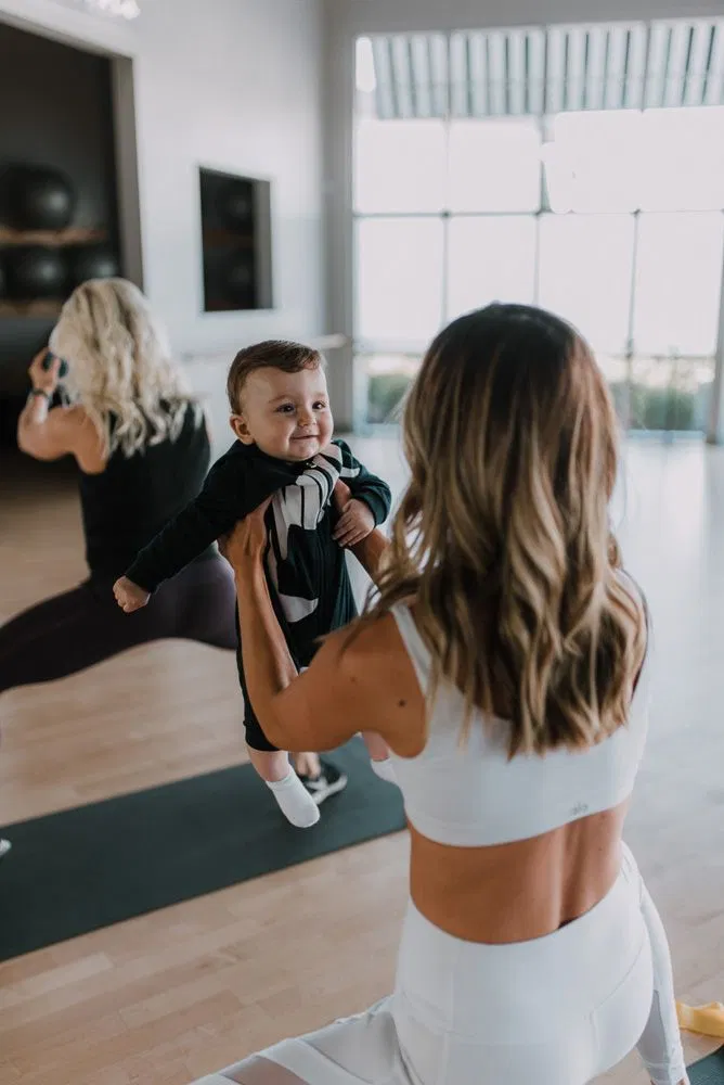 Ngoài các bài tập aerobic nhẹ, một số bài tập ổn định cơ bản có thể rất quan trọng.(Nguồn: Internet)