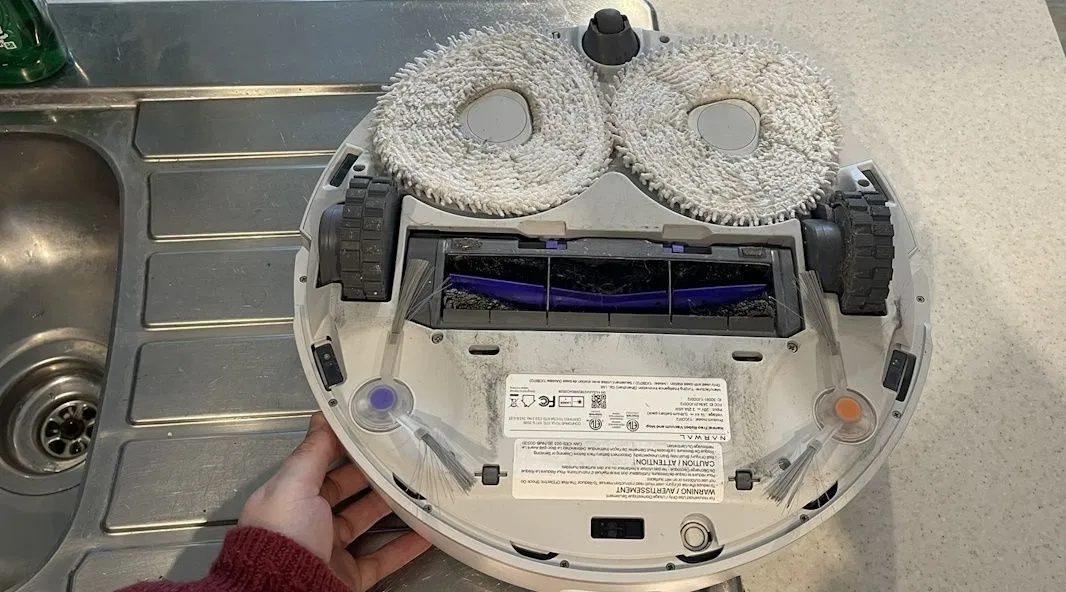 Mặt dưới của robot Narwal Freo với các miếng giẻ lau và bàn chải (Ảnh: Internet) Mặt dưới của robot Narwal Freo với các miếng giẻ lau và bàn chải (Ảnh: Internet)