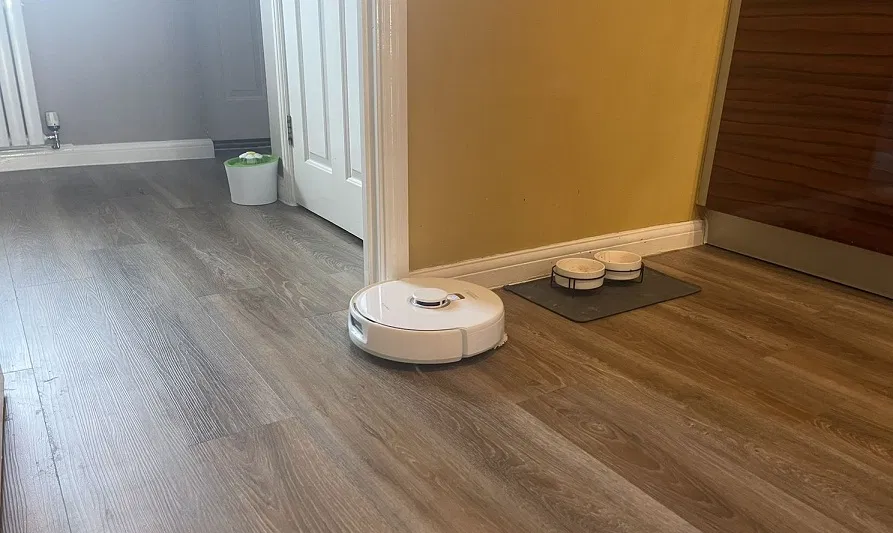 Robot Narwal Freo X Ultra có thể tự tránh thảm khi lau dọn (Ảnh: Internet) Robot Narwal Freo X Ultra có thể tự tránh thảm khi lau dọn (Ảnh: Internet)