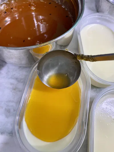 Rưới phần sốt chanh dây đã nguội lên trên phần cốt panna cotta (nguồn: BlogAnChoi)