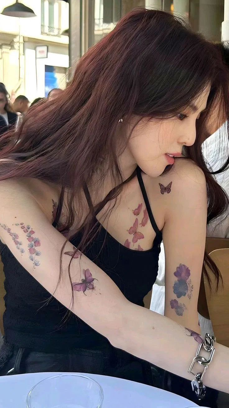 Han So Hee hồi chưa được nhiều người biết đến khi cô từng gây sốt với loạt hình xăm lớn trên người.