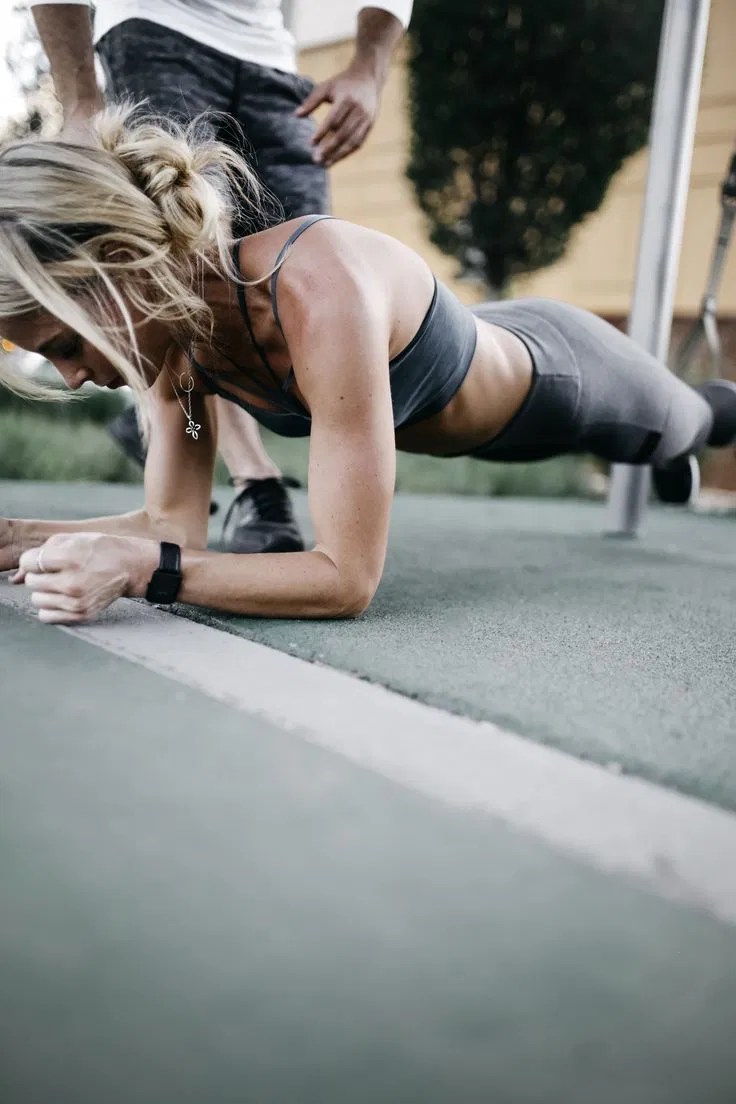 Plank là bài tập toàn thân tuyệt vời để rèn luyện cơ trung tâm hoặc cơ bụng và lưng.(Nguồn: Internet)