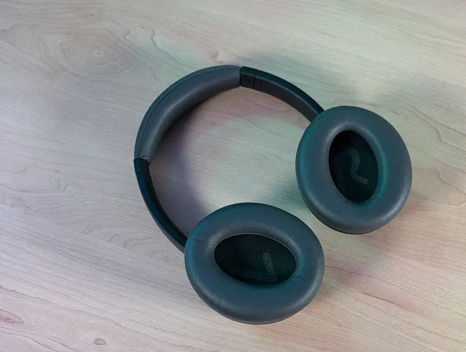 Tai nghe SoundPEATS Space có đèn báo bên trái và phải bên trong chụp tai (Ảnh: Internet) Tai nghe SoundPEATS Space có đèn báo bên trái và phải bên trong chụp tai (Ảnh: Internet)