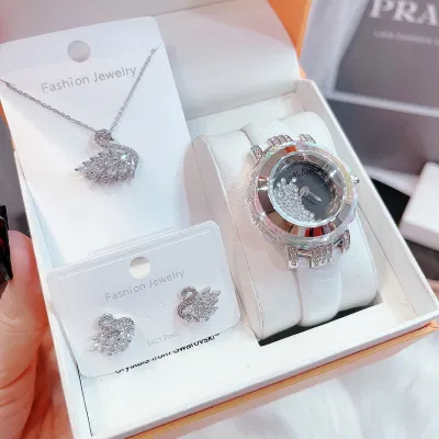 Trang sức trắng cũng rất thích hợp (Nguồn: Internet) Trang sức trắng cũng rất thích hợp (Nguồn: Internet)