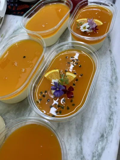 Trang trí thành phẩm sau khi đã để phần cốt panna cotta và phần sốt đông lại (nguồn: BlogAnChoi)