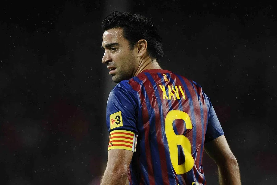 Xavi mang áo số 6 ở Barcelona (Ảnh: Internet)