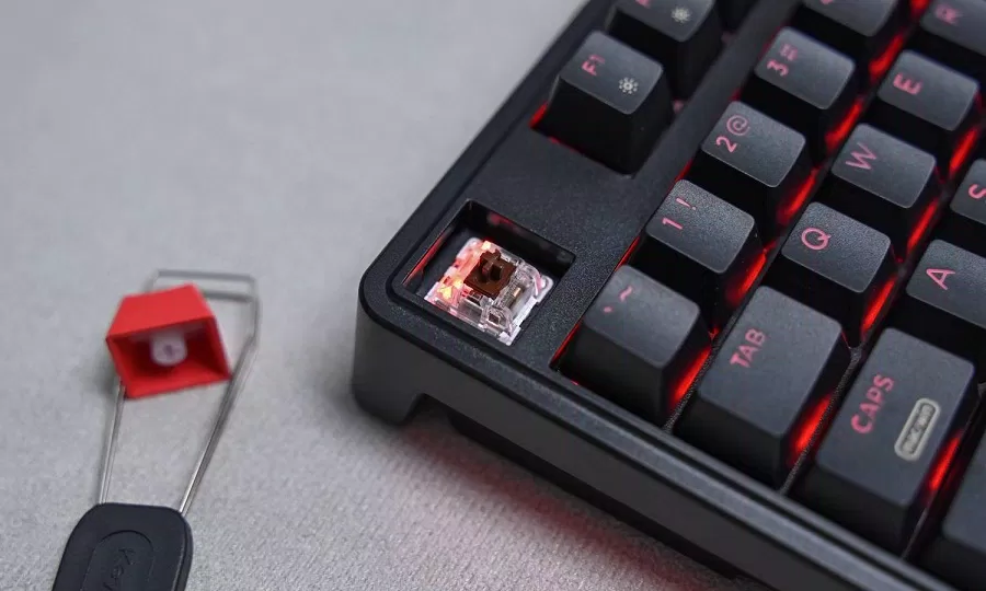 Gỡ keycap của phím ESC trên bàn phím C3 Pro (Ảnh: Internet)