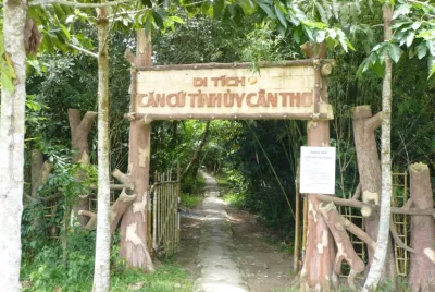 Cổng và con đường nhỏ dẫn vào Khu di tích Căn cứ Tỉnh ủy Cần Thơ