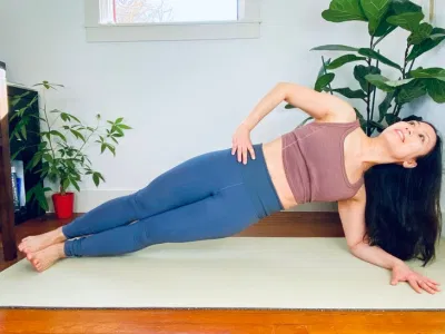 Tư thế plank một bên (Ảnh: Internet) Tư thế plank một bên (Ảnh: Internet)