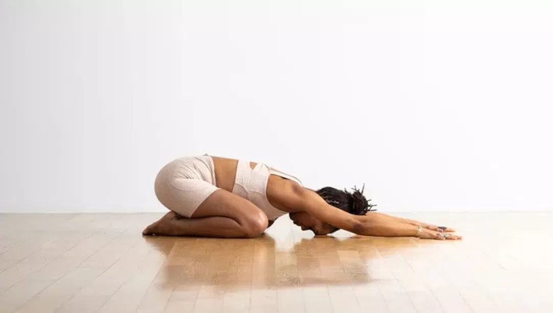 Tư thế em bé giúp khởi động vùng lưng và chuẩn bị cho các động tác (Ảnh: Internet) Tư thế em bé giúp khởi động vùng lưng và chuẩn bị cho các động tác (Ảnh: Internet)